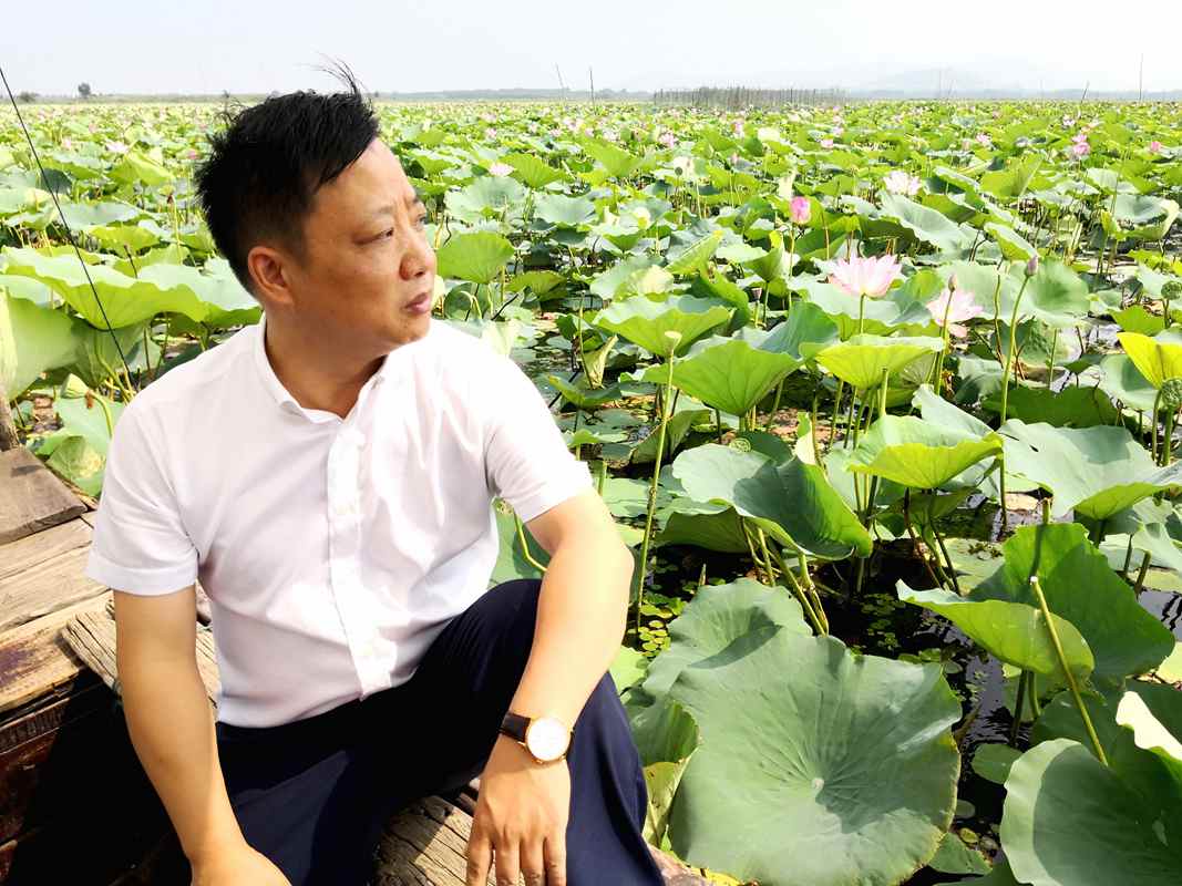 【中國美術家書法家藝術網(wǎng)】訊，“一花一世界 · 名家示范”著名中國畫花鳥畫家徐立銓老師美人蕉花卉現(xiàn)場寫生與創(chuàng)作